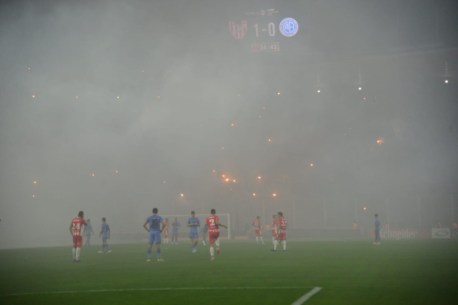 El clásico estuvo detenido durante ocho minutos por el show de las hinchadas de Instituto y Belgrano en el clásico. (Ramiro Pereyra y Javier Ferreyra / La Voz)