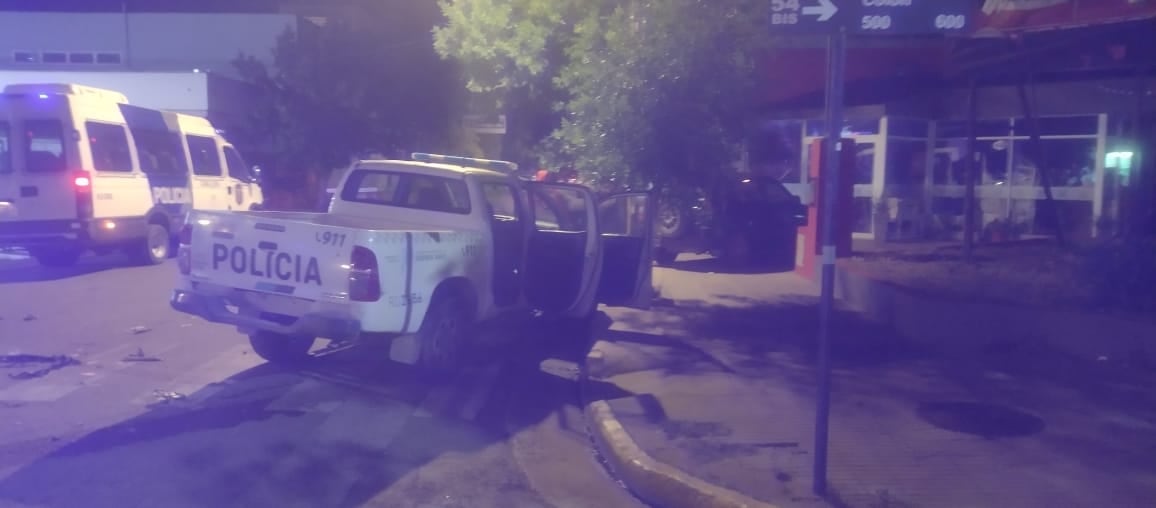 Fuerte choque entre un patrullero y un auto en Colón y Lavalle