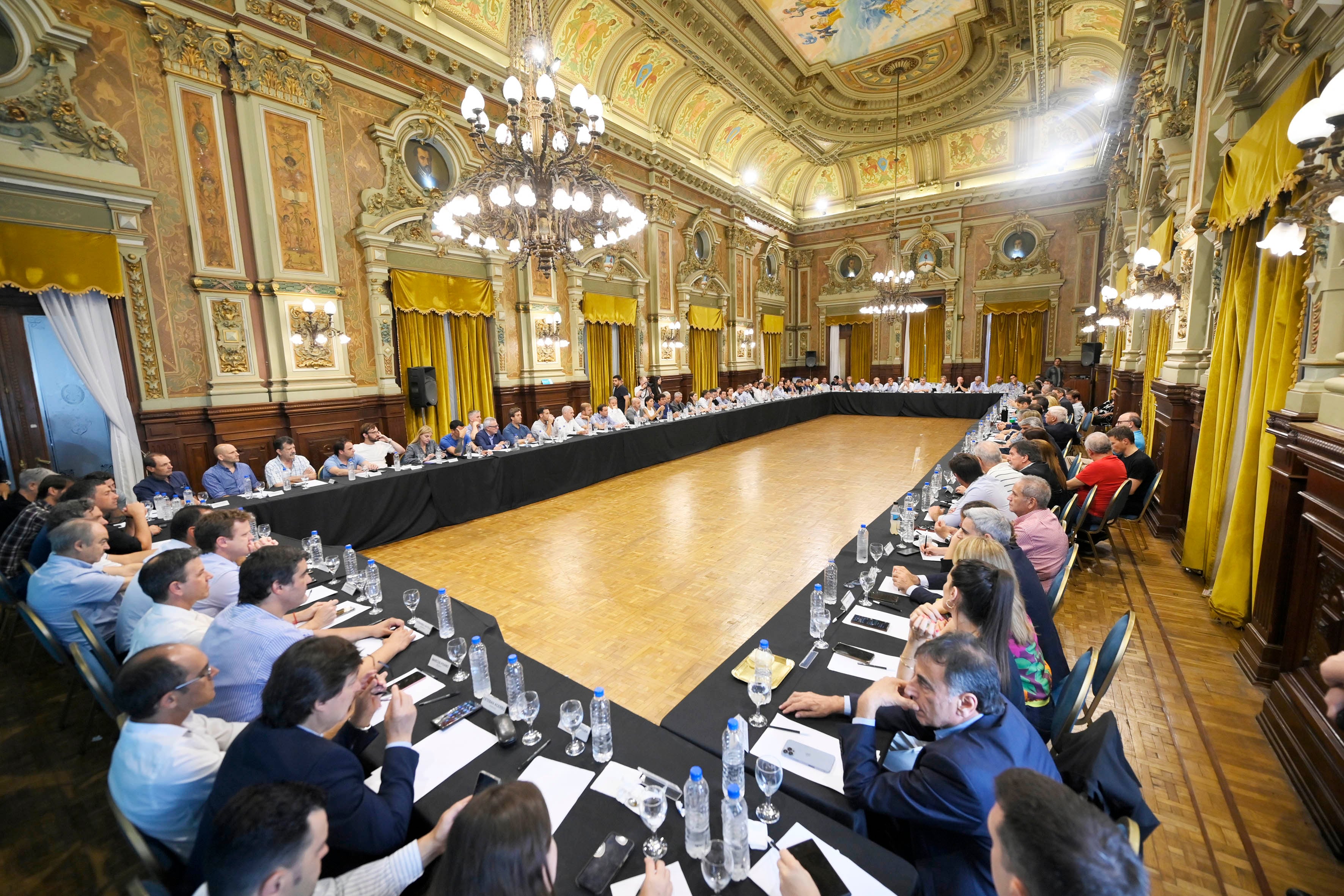 Cumbre del PJ bonaerense con Kicillof a la cabeza. / Foto NA