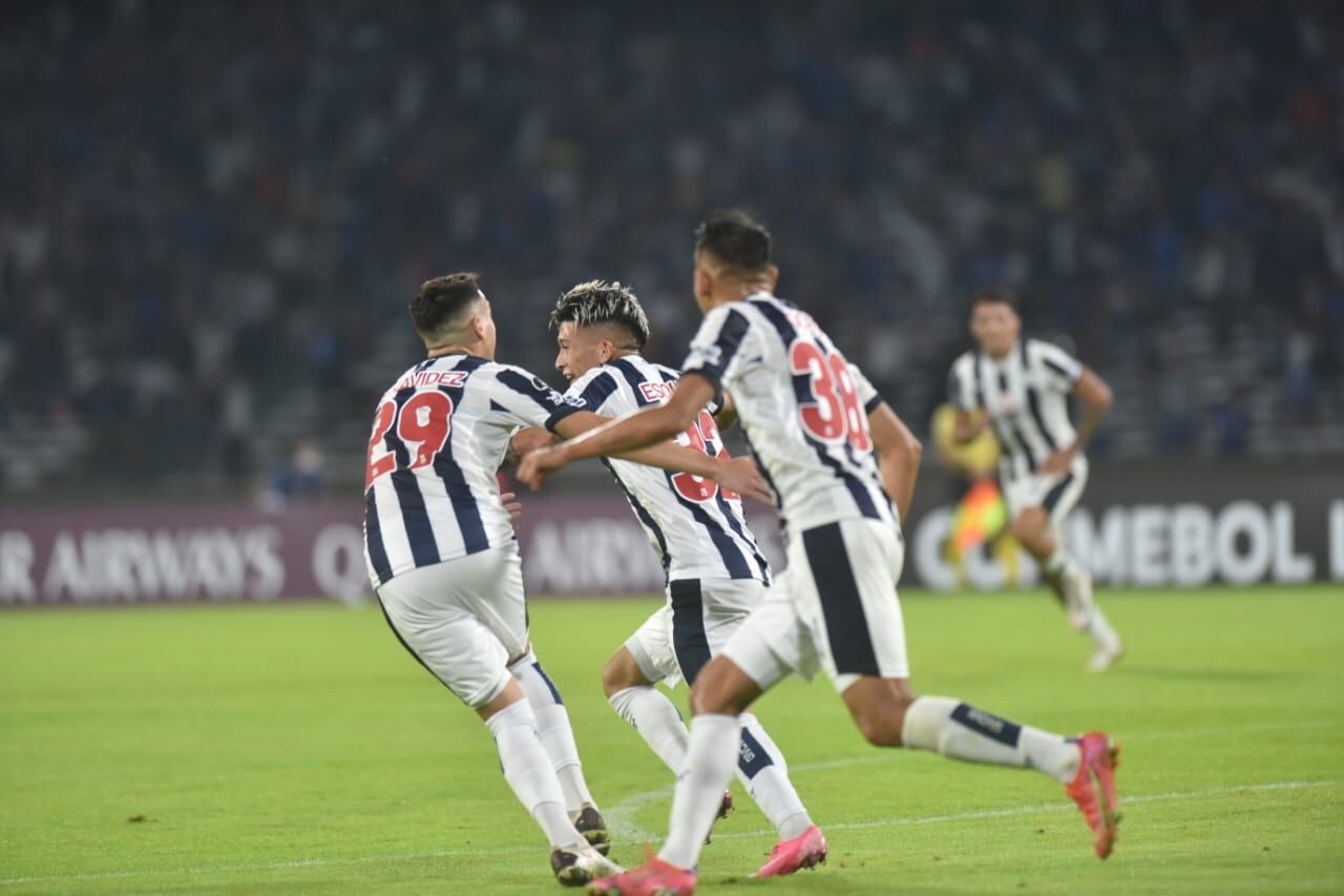 El gol de Esquivel ante Sporting Cristal y el festejo de todo Talleres en el Kempes. (Facundo Luque / La Voz).