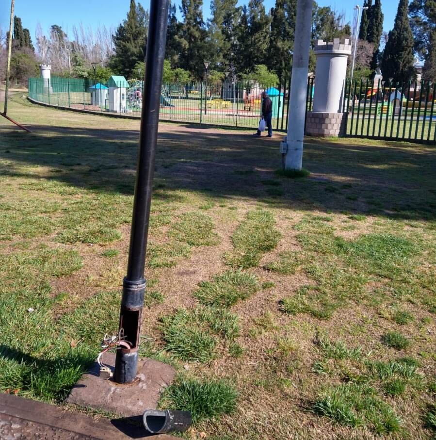 Vándalos rompieron las luminarias en el parque Hipólito Yrigoyen y dejaron un amplio sector a oscuras. 