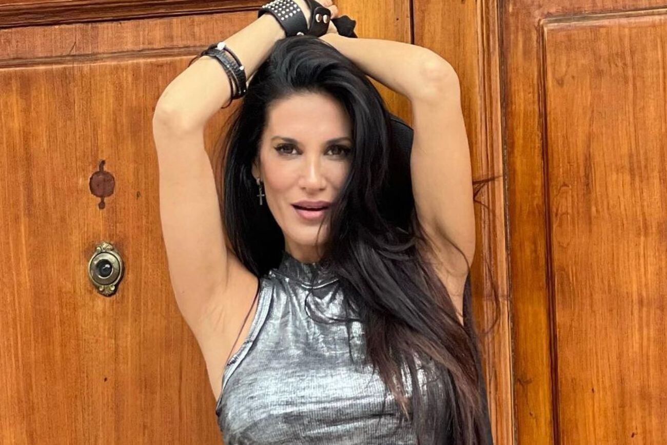 Adelantándose al día de los enamorados, Silvina Escudero posó con una microbikini negra con corazones blancos ultra escotada