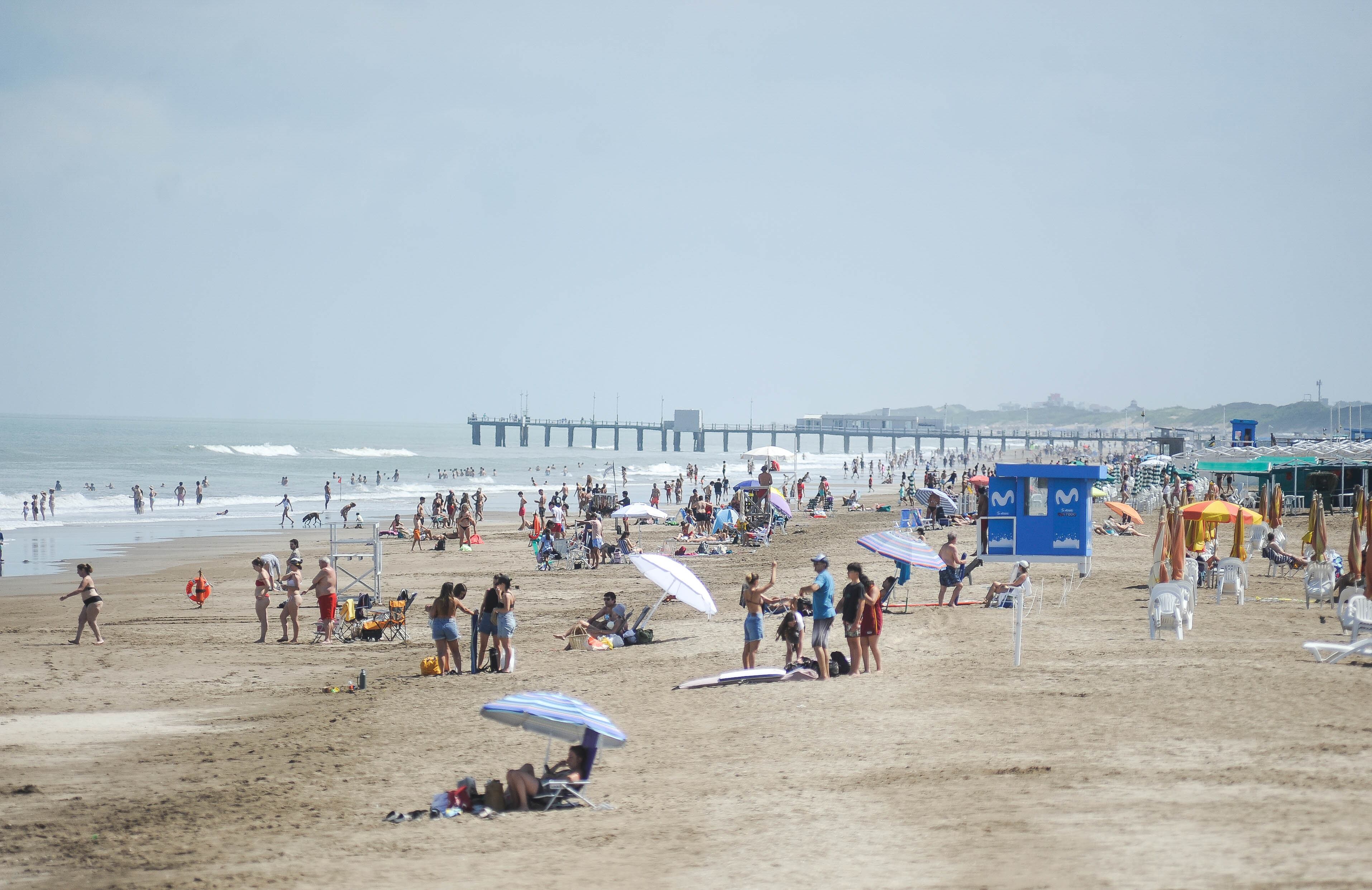 Verano 2025: cuánto costará alquilar una carpa y una sombrilla en Pinamar. Foto Federico Lopez Claro