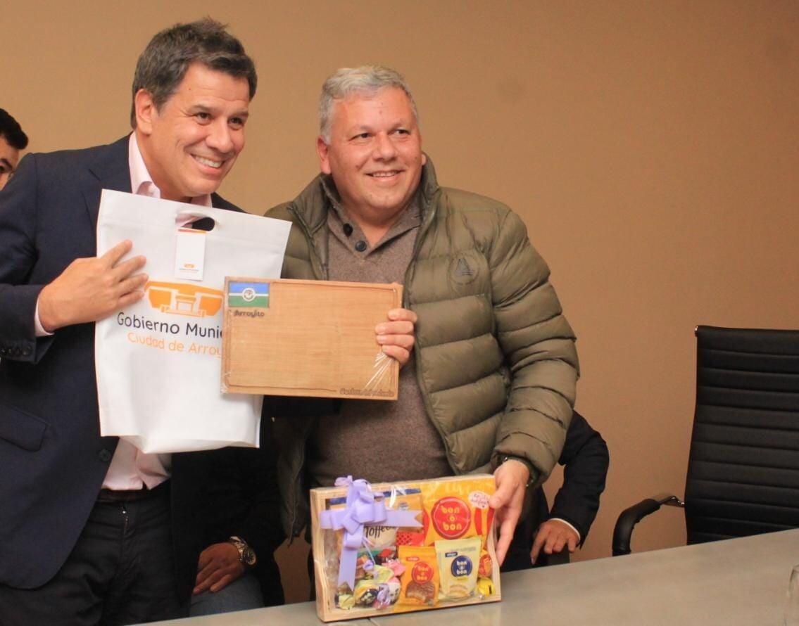 Gustavo Benedetti junto a intendentes y Facundo Manes