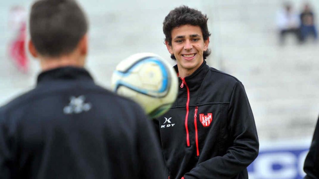 La tiene atada. Gonzalo Maroni demostró gran habilidad con la pelota y no le pesó jugar en la primera. // Foto: Sergio Cejas