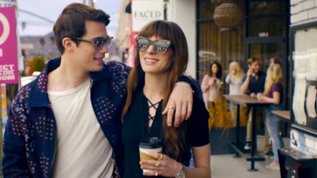 Anne Hathaway junto a Nicholas Galilzine en "The Idea of You".