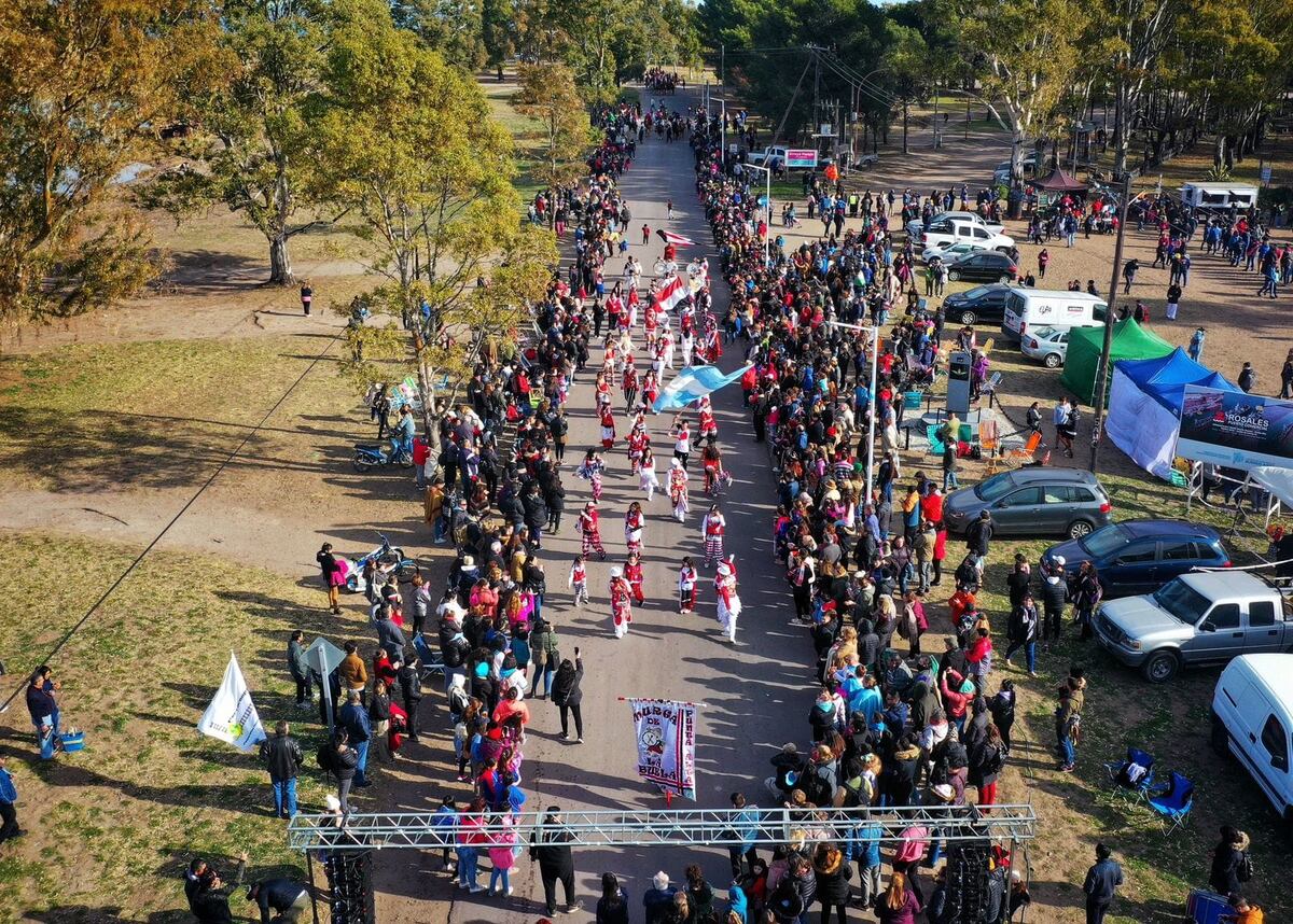 Puerto Rosales estuvo de fiesta con el “Desfile Cívico Militar” y los Shows
