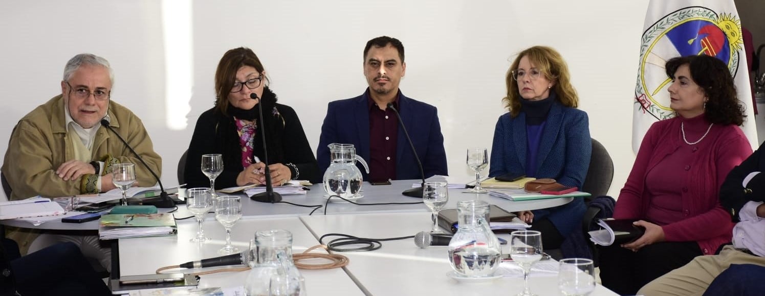 Los convencionales Federico Medrano, Rosa Graciela Jerez y Omar Gutiérrez, junto a la  ministra de Educación, María Teresa Bovi, en la cabecera de la mesa dispuesta para escuchar aportes para la reforma.