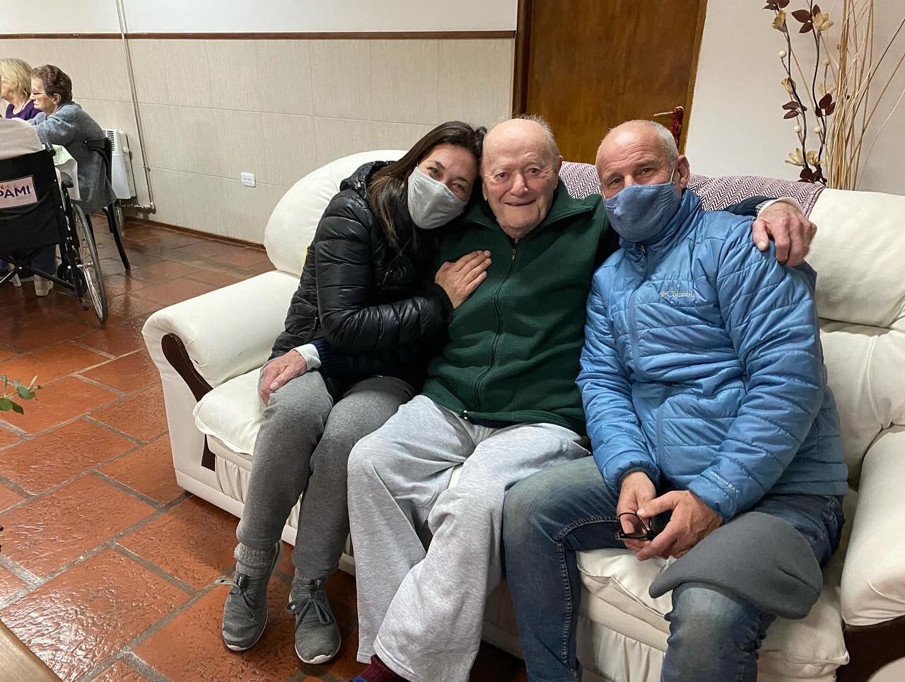 Así fue el reencuentro entre los abuelos y abuelas del hogar y sus familiares.