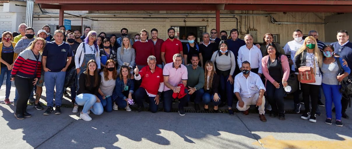 Luis Suárez, el cafetero más reconocido de Las Heras recibió un moderno carro para que continúe con su emprendimiento, festejo que compartió con los empelados municipales.