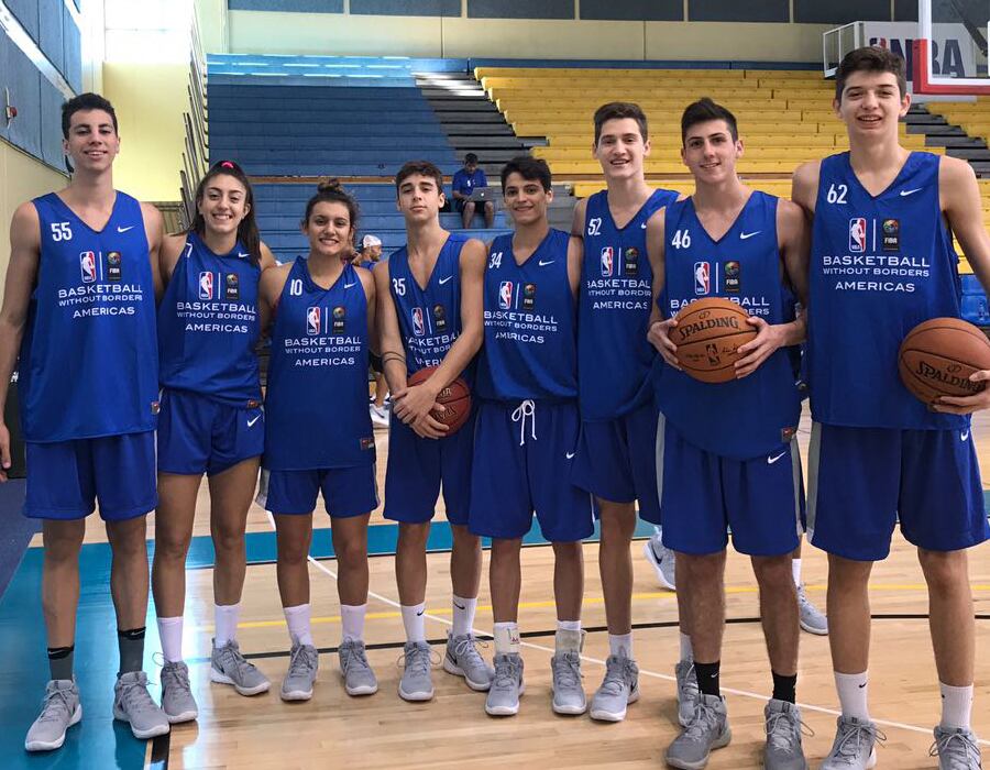 Leandro Bolmaro, en 2017, durante su primera participación en el Básquet Sin Fronteras de la NBA y la Fiba, con el resto de los chicos argentinos. (Cab / Archivo)