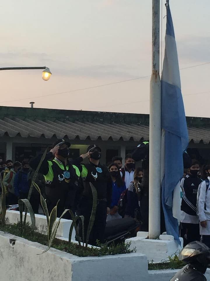 Policías impulsan la revalorización de los símbolos patrios.