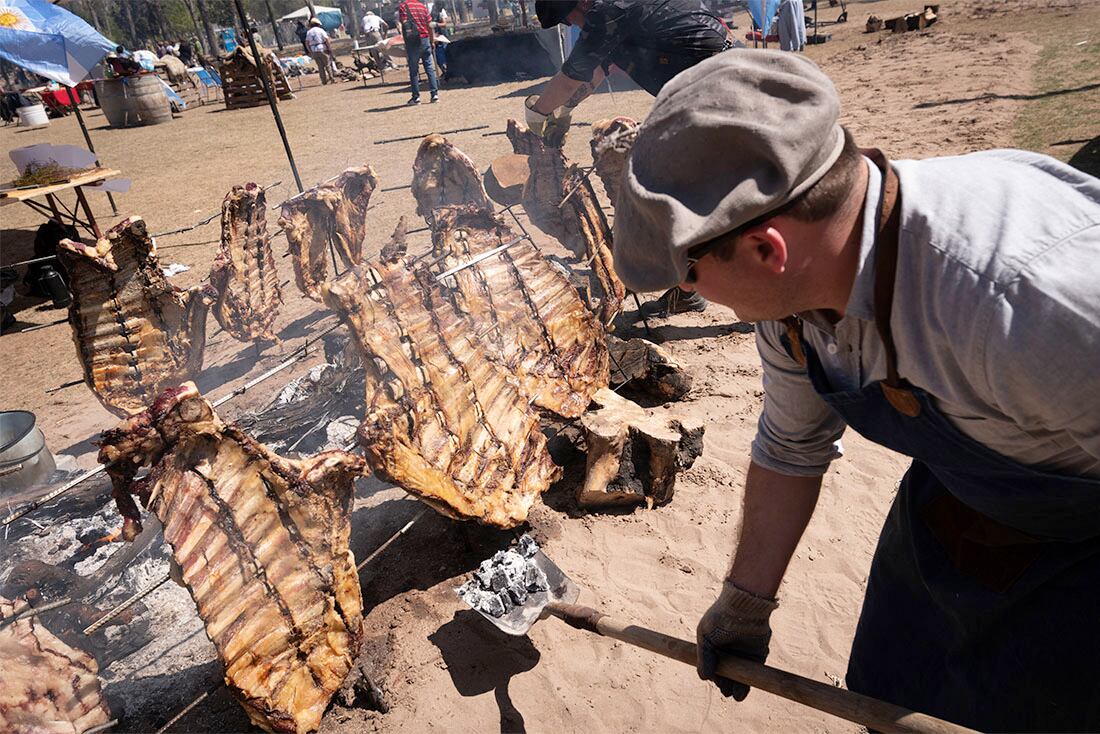 Primer Concurso Nacional de Asado a la Estaca
Se realizó en el departamento de Junín y contó con la participación de más de 70 parejas de asadores de todo el país
Asador Lucas Gueman

Foto: Ignacio Blanco / Los Andes 