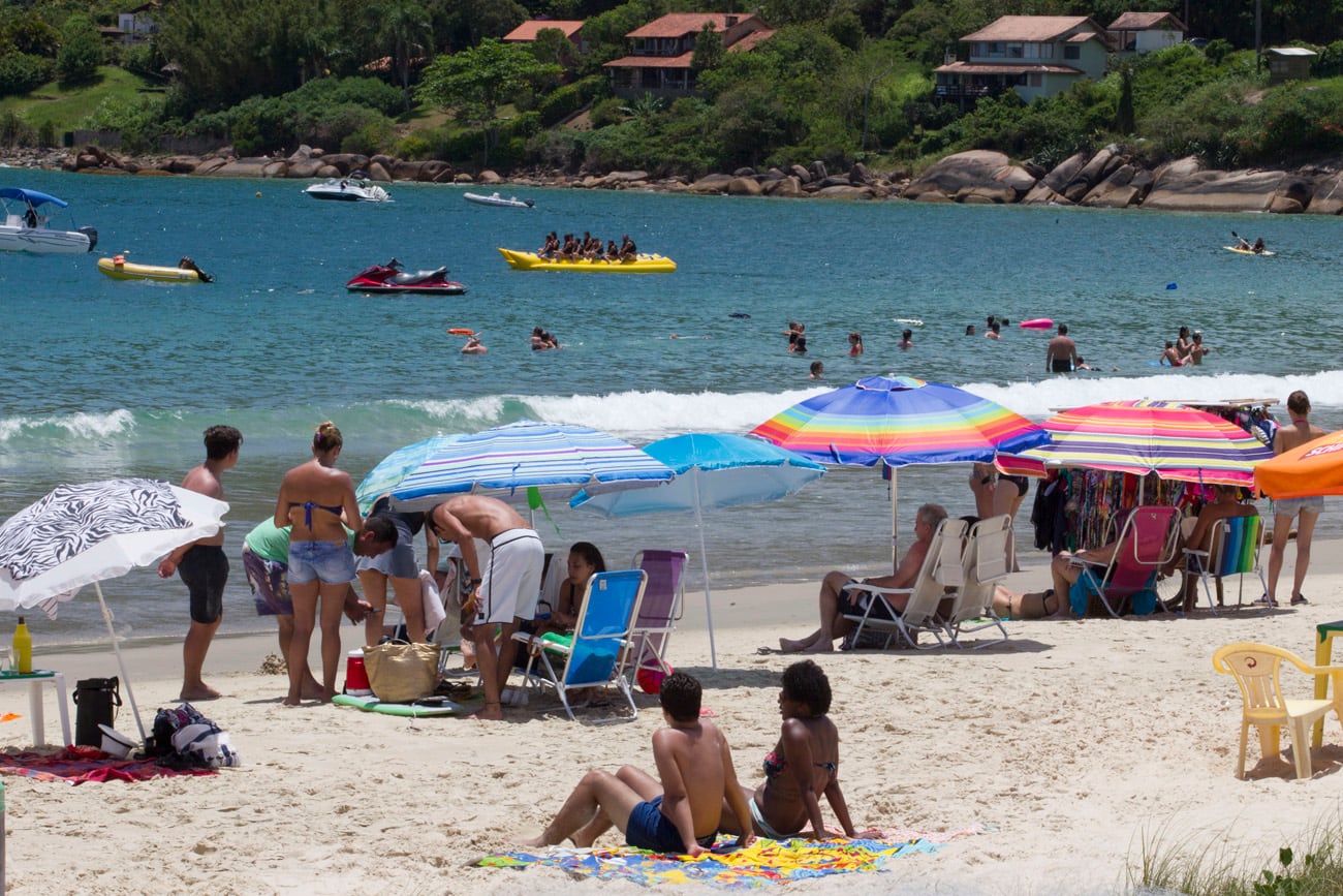 Florianopolis playa turismo: La temporada de verano en Florianópolis, por el momento, es decepcionante para los operadores brasileños, sobre todo porque los comerciantes y los proveedores de servicios han convertido a Canasvieiras, la tradicional playa de los argentinos, en uno de los lugares más caros de Brasil para hacer compras y salir a comer. Foto: Herminio Nunes/Télam/aa 16/01/2016