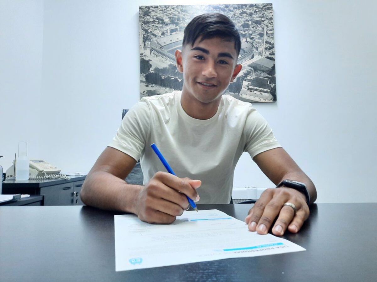 Franco Frías firmó con Rosario Central su primer contrato profesional