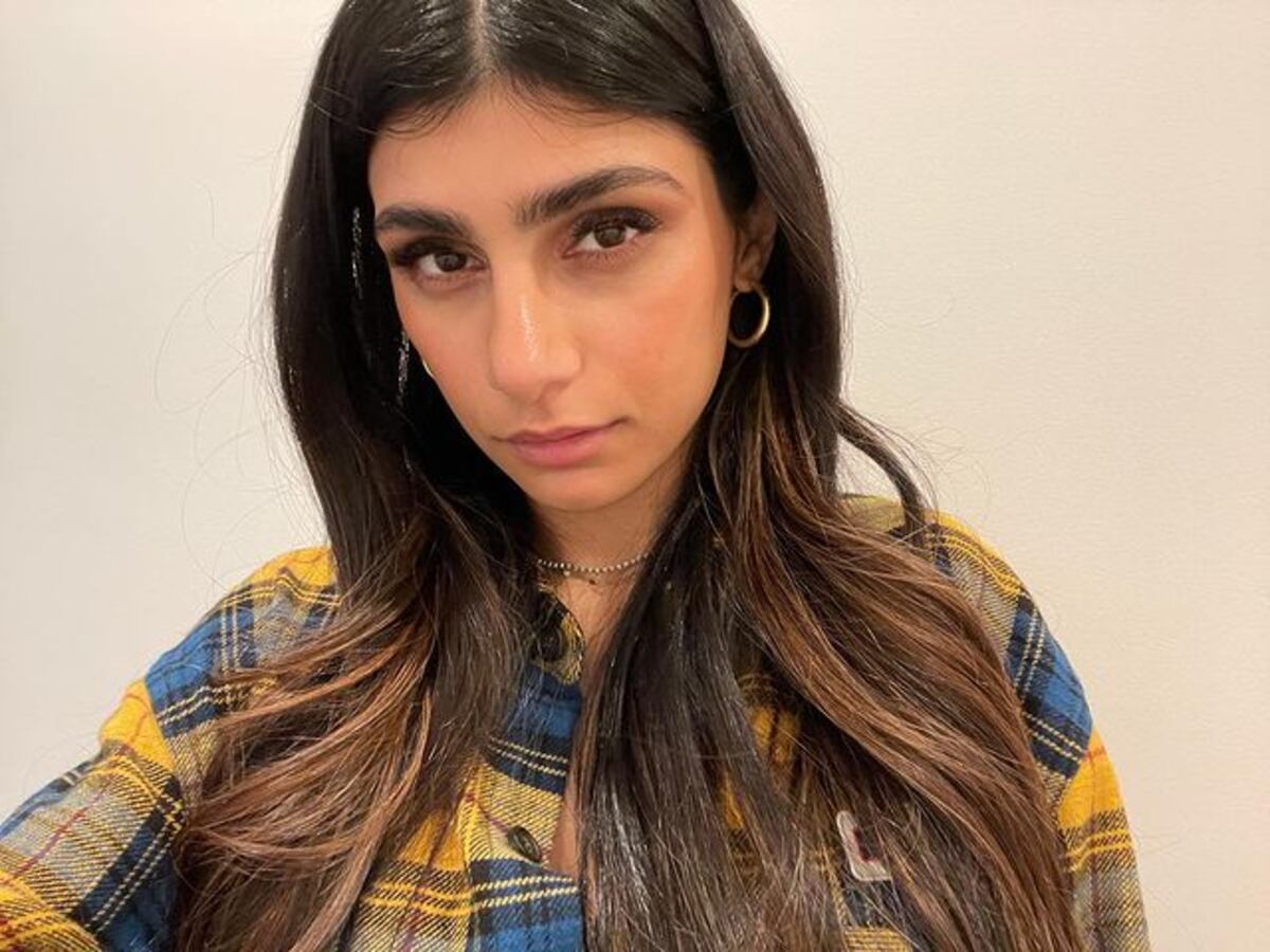 El día que Mia Khalifa sorprendió con un vestido negro con transparencias y cola de sirena