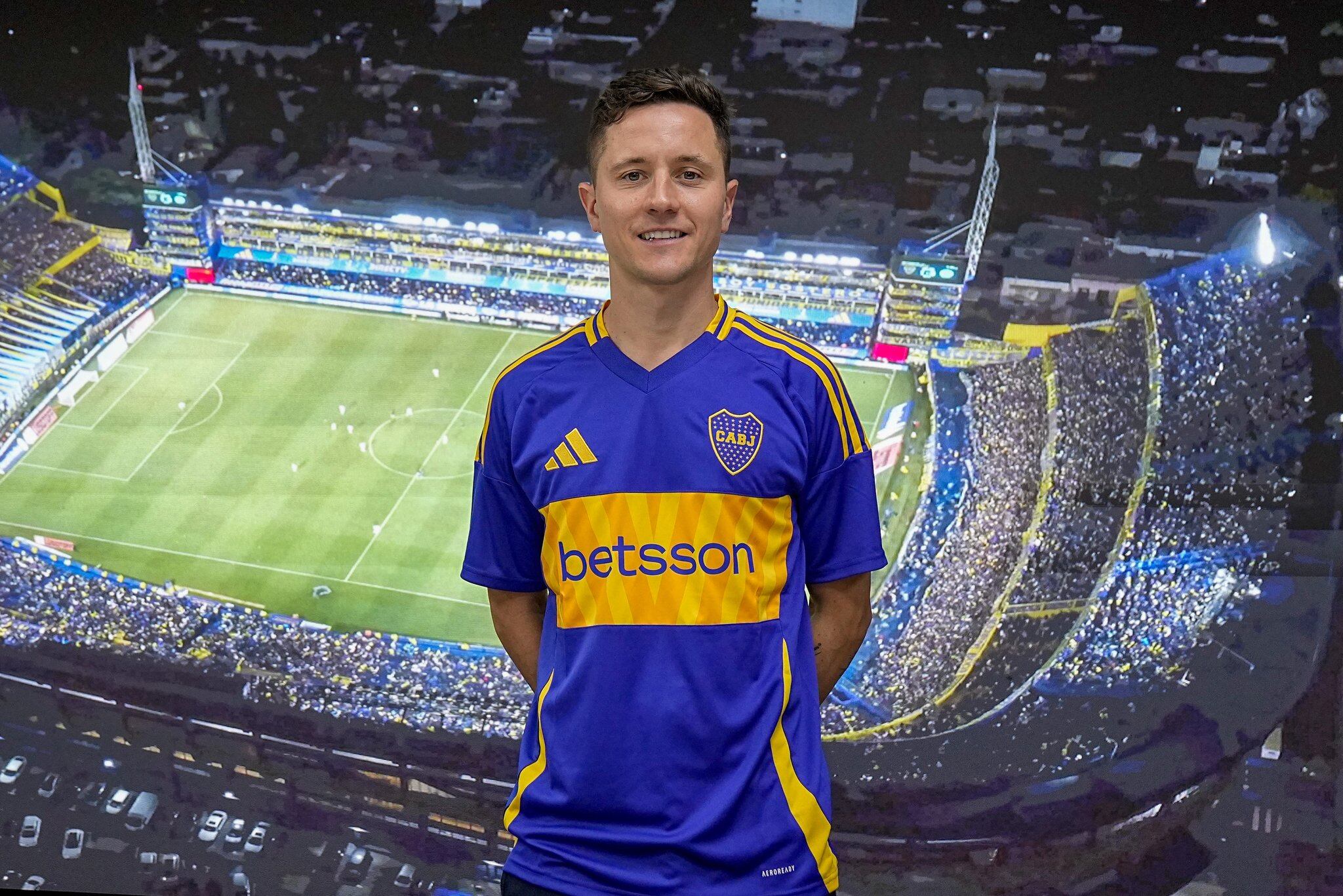 Herrera posó con la camiseta de Boca, y ya se sumó a las prácticas /Foto: Boca Juniors