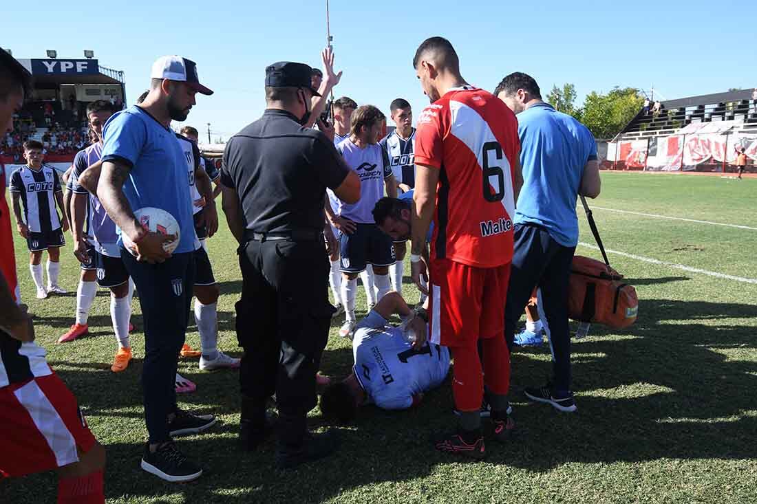 Futbol Primera Nacional Deportivo Maipú vs. Tristán Suarez en el estadio de Maipú. El árbitro José Carreras, suspendió el partido por un cartucho de bengala que arrojaron desde la tribuna y le pagó al arquero Cristian Correa. Foto José Gutiérrez / Los Andes 