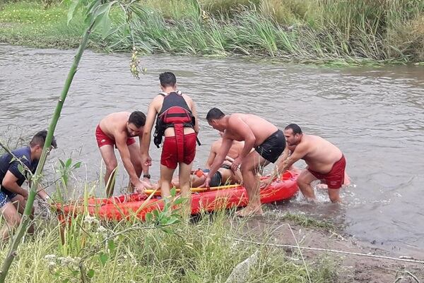 Un hombre debió ser salvado de las turbulentas aguas del balneario de las compuertas.