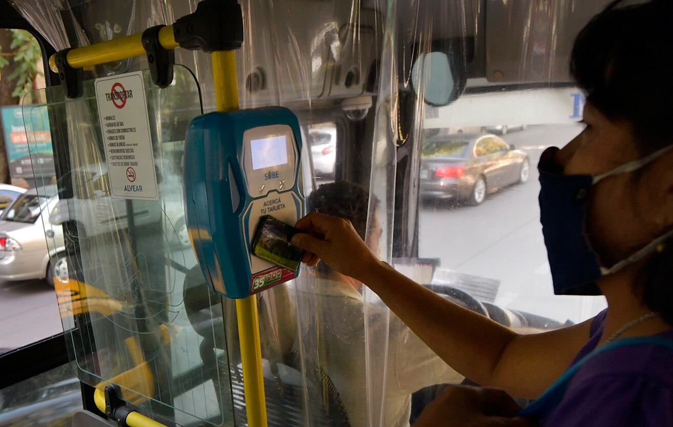 16 Febrero 2022 Mendoza Economía
Aumento del boleto de micros en Mendoza
esta mañana lus usuarios del transporte público de pasajeros se enteraron que se hizo efectivo el incremento en el viaje, a 35 pesos. 

Foto: Orlando Pelichotti / Los Andes