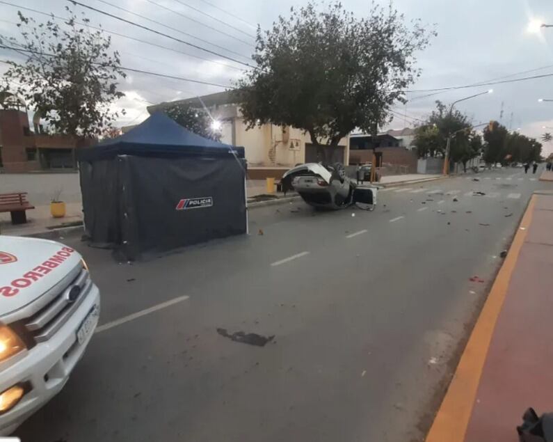 Un joven salió despedido de su auto tras un tremendo vuelco y murió en el acto