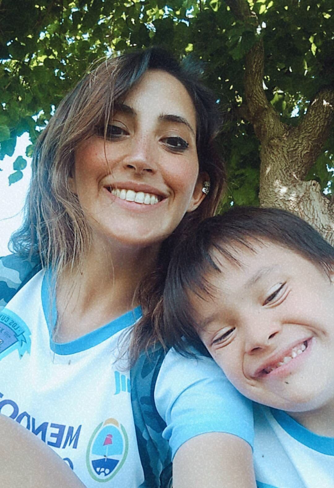 Nadín Minuzzi, vicepresidenta de ADOM y su hijo, Bautista. Impulsan una campaña para que en el Censo se incluyan preguntas específicas sobre discapacidad. Foto: Gentileza Nadin Minuzzi.