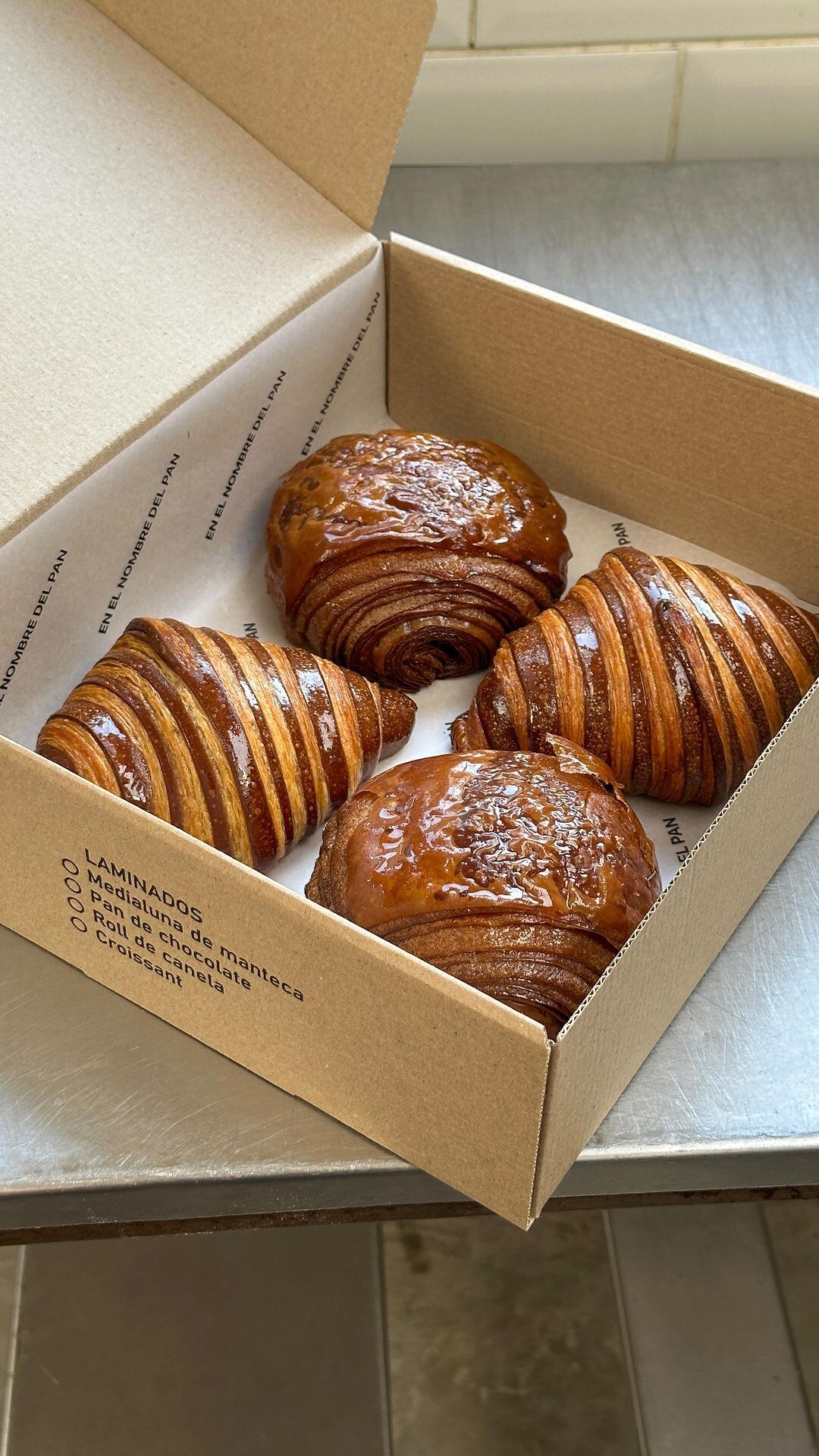 Croissant bi color y pan de chocolate con masa de cacao en El Nombre del Pan.