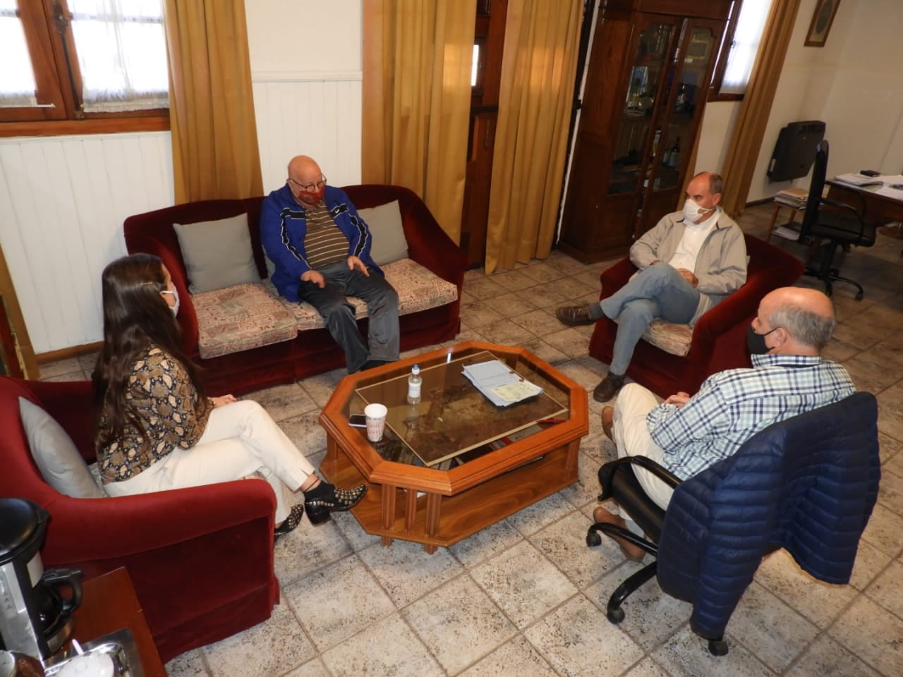 Mariano Uset y Abigail Gómez recibieron a autoridades de bomberos e hicieron entrega de subsidios.