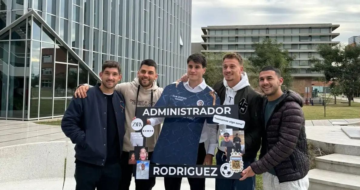 Gregorio Rodríguez con algunos compañeros de Instituto en su recibida.