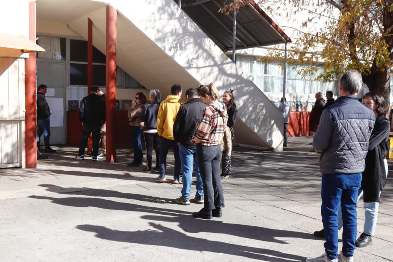 Durante el domingo se registraron larga filas por las complicaciones con la Boleta Electrónica. 