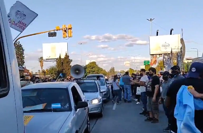 Trabajadores viñateros coparon el centro de Mendoza en una marcha por mejores salariales.