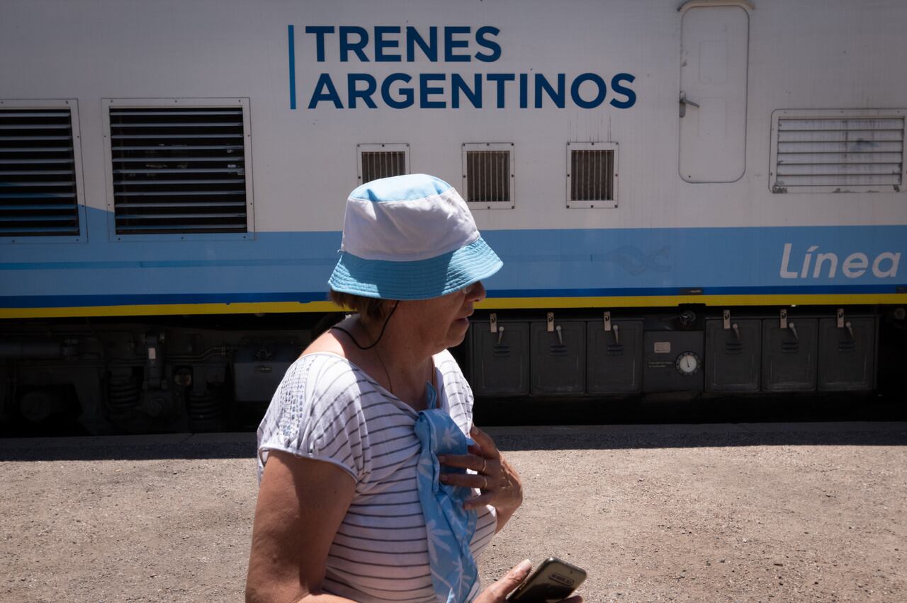 Se estima que en abril los pasajeros podrán viajar en tren.