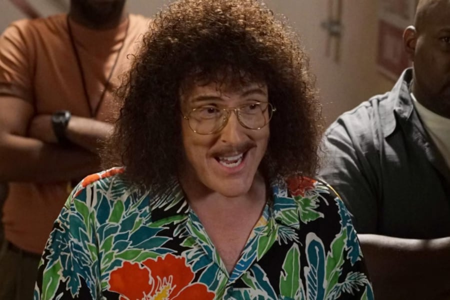 Daniel Radcliffe es Alfred Matthew Yankovic en "Weird: The Al Yankovic Story".