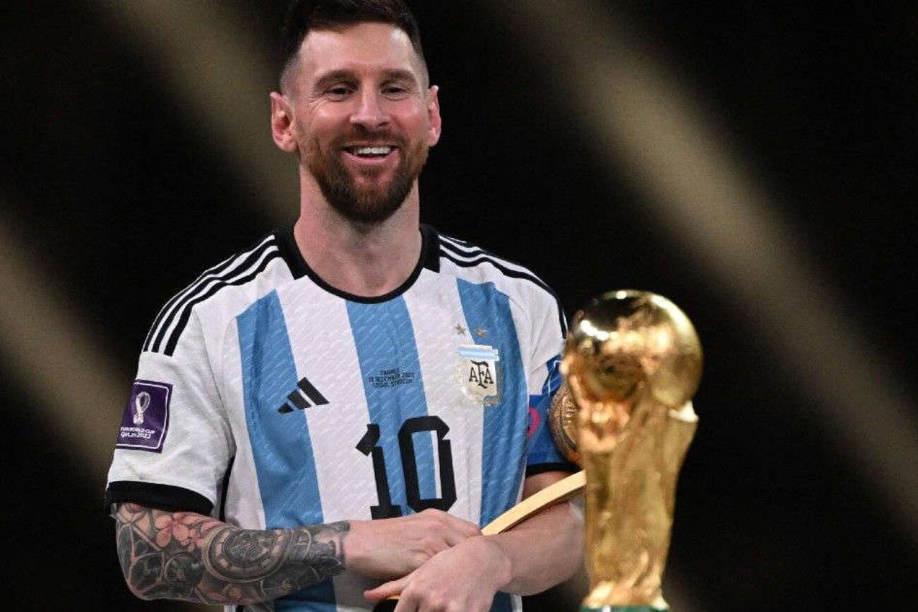 Lionel Messi con la Copa del Mundo