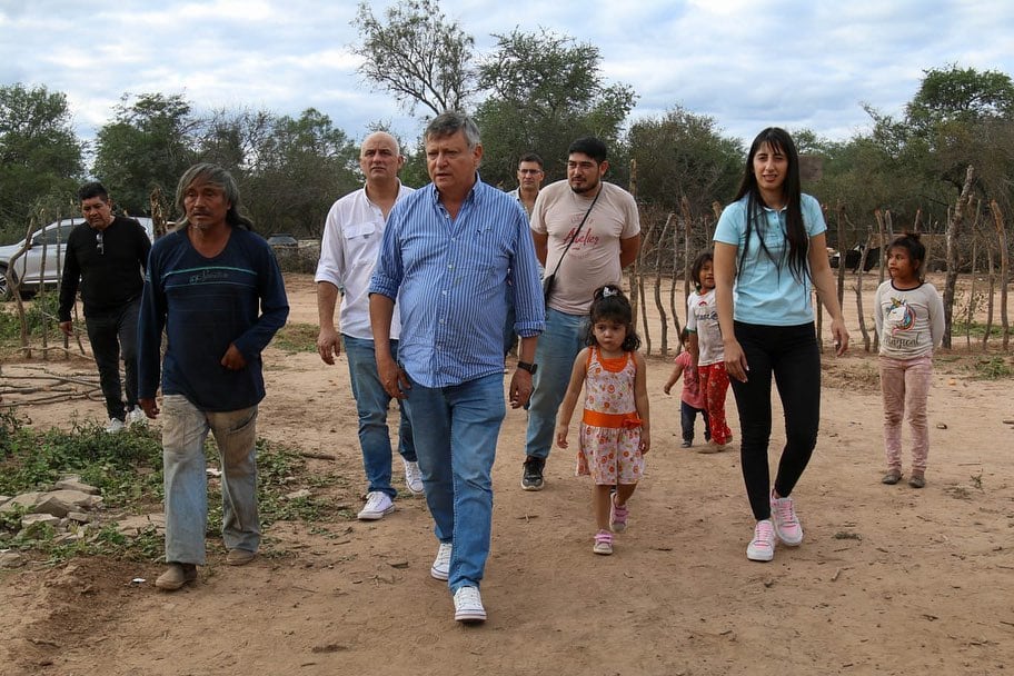 El precandidato a gobernador, Domingo Peppo, recorriendo la provincia del Chaco.