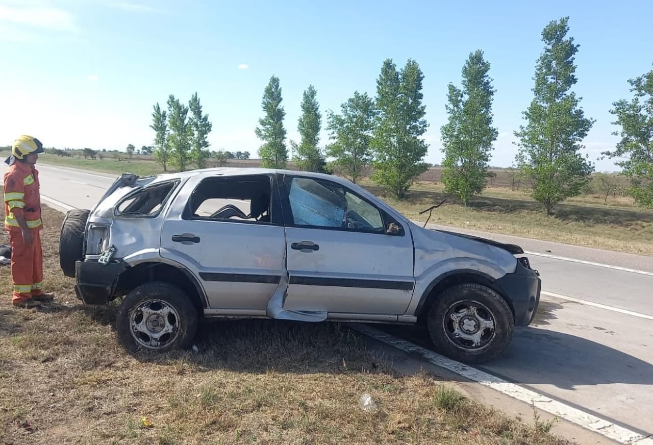 Tío Pujio. Así quedó el vehículo que volcó este viernes en la autopista Córdoba-Rosario. (Policía)