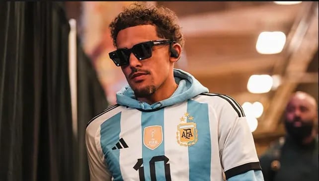 Trae Young con la camiseta de la Selección Argentina con tres estrella y el parche de campeón del mundo