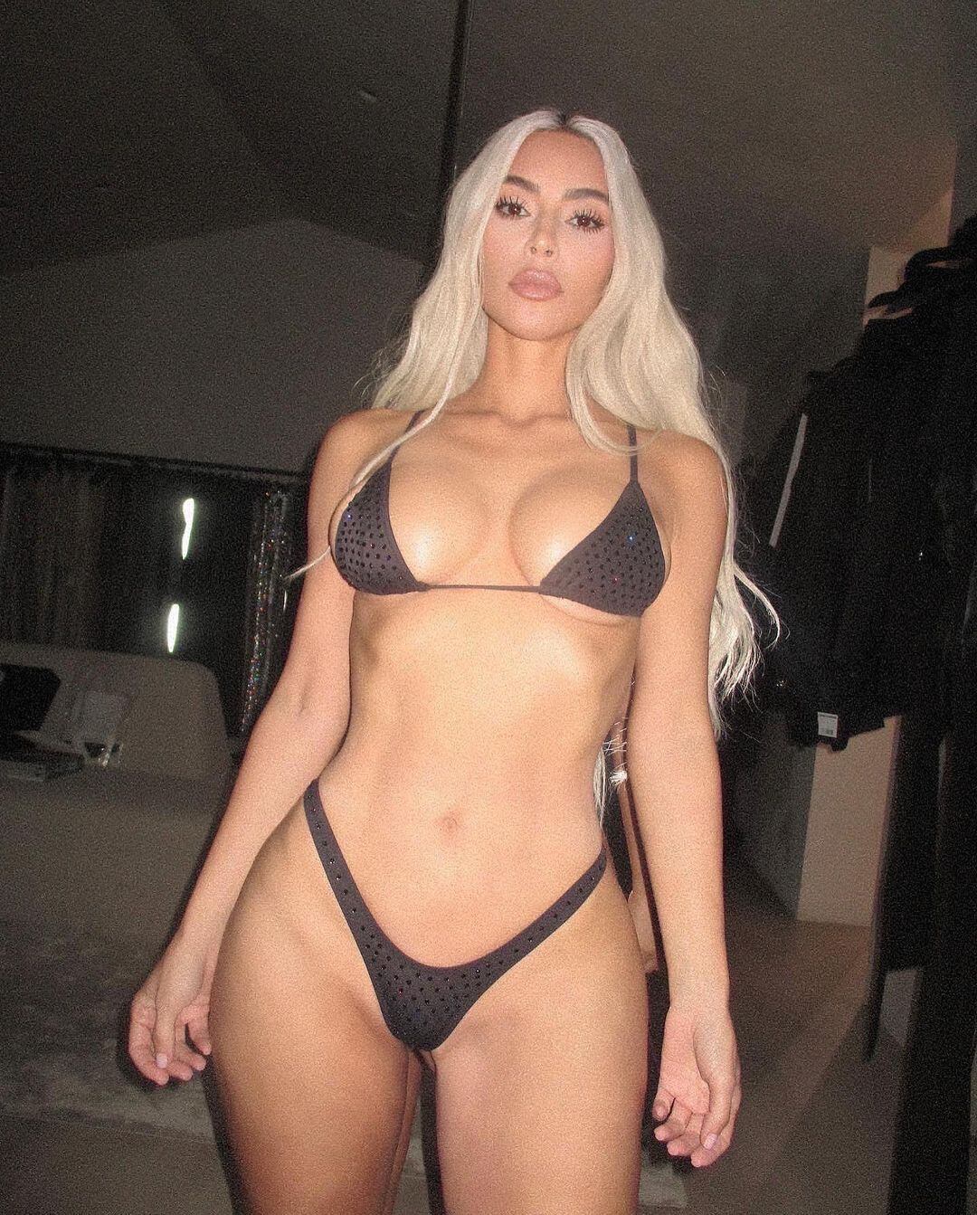 Kim Kardashian con el microbikini en color negro