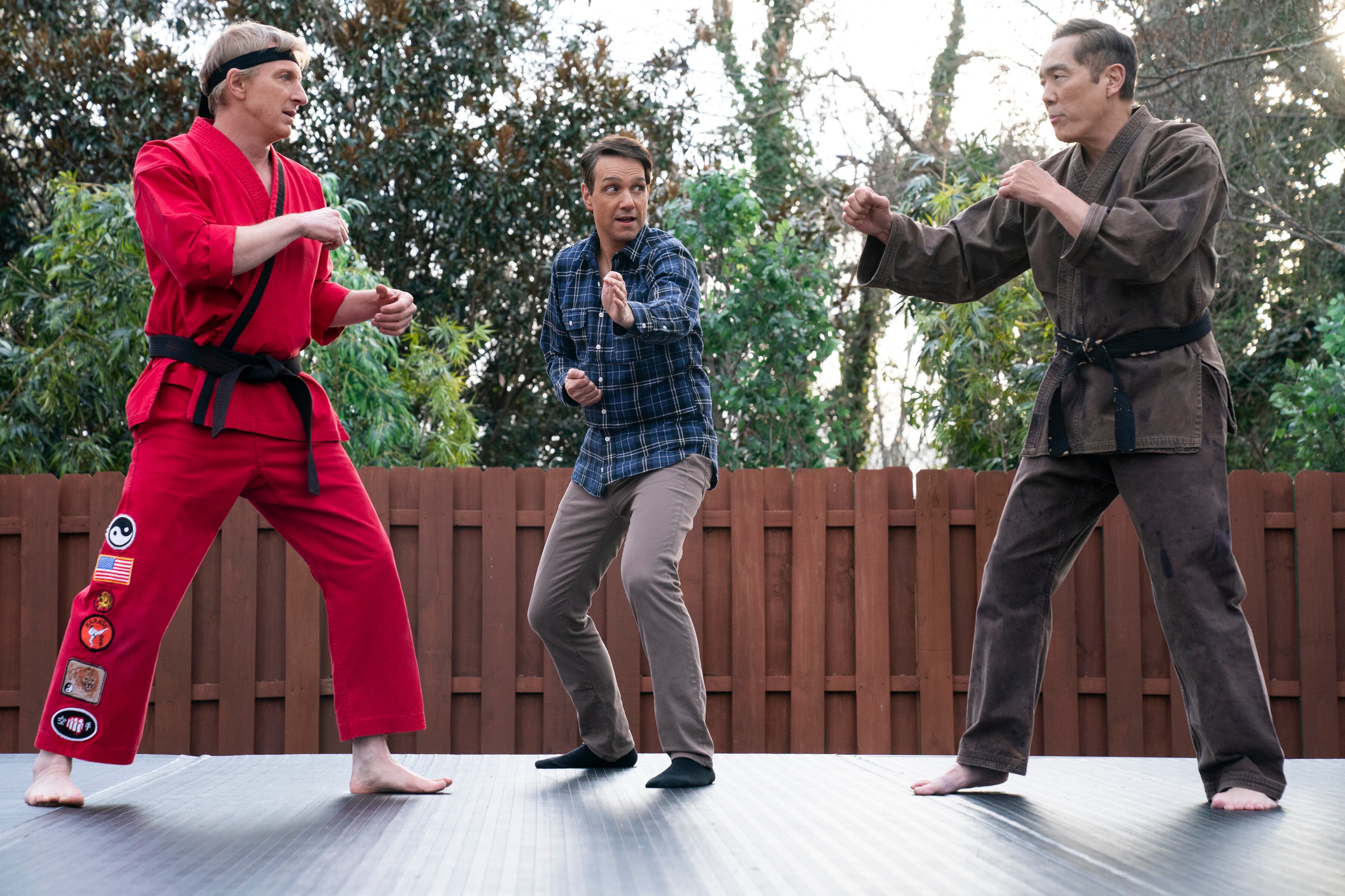 Foto: Netflix. Cobra Kai. (L to R) William Zabka como Johnny Lawrence, Ralph Macchio como Daniel LaRusso, Yuji Okumoto como Chozen en Cobra Kai. Cr. Curtis Bonds Baker/Netflix © 2024