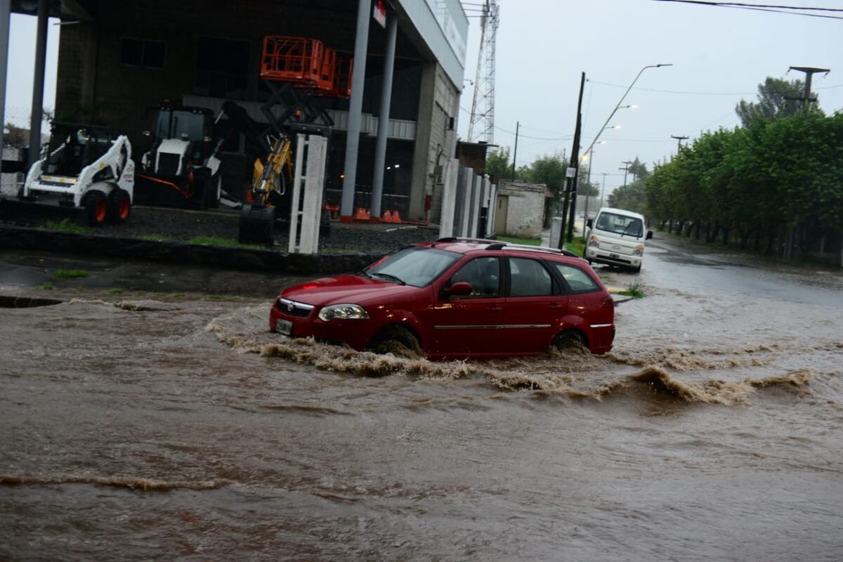 Córdoba: la incesante lluvia produjo inundaciones, caída de árboles y el cierre de la costanera