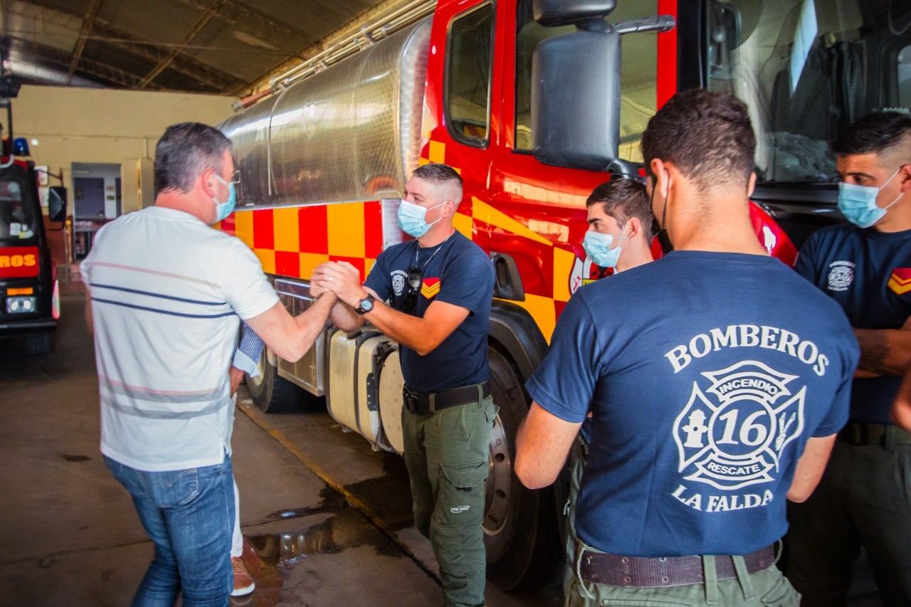 La Falda. Bomberos recibieron el reconocimiento por su labor y entrega en Corrientes.