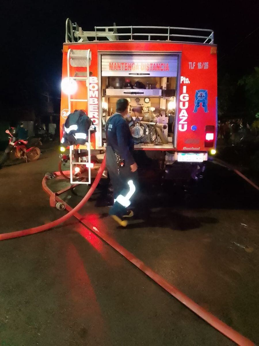 Un hombre terminó internado con quemaduras tras el incendio de su vivienda en Iguazú.