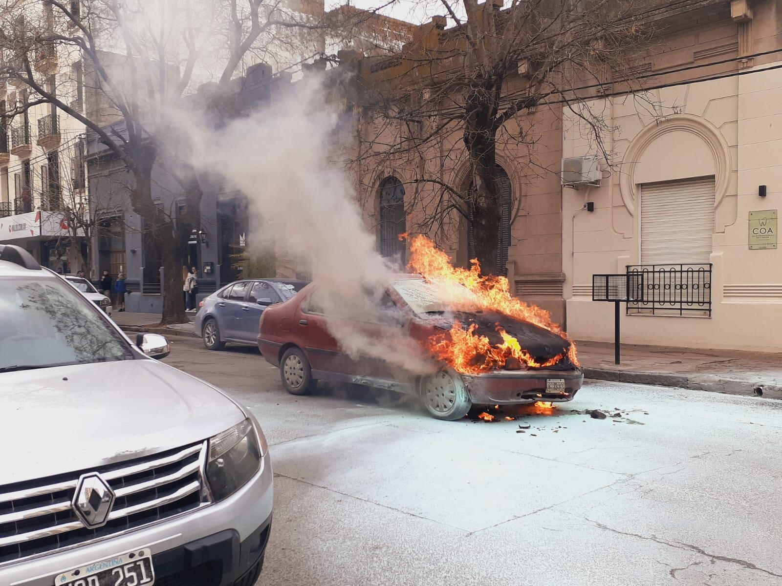 Se incendió un vehículo en calle 1810 entre Moreno y Sarmiento