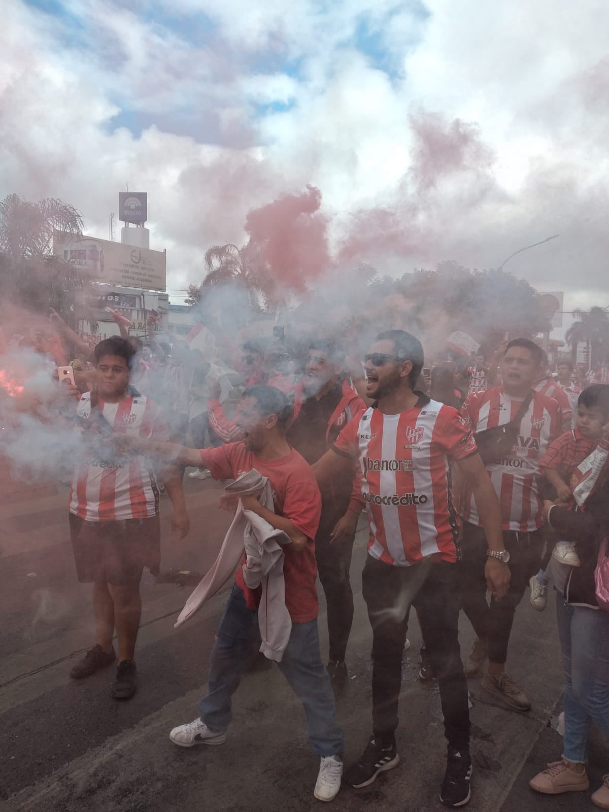 Caravana de hinchas albirrojos.