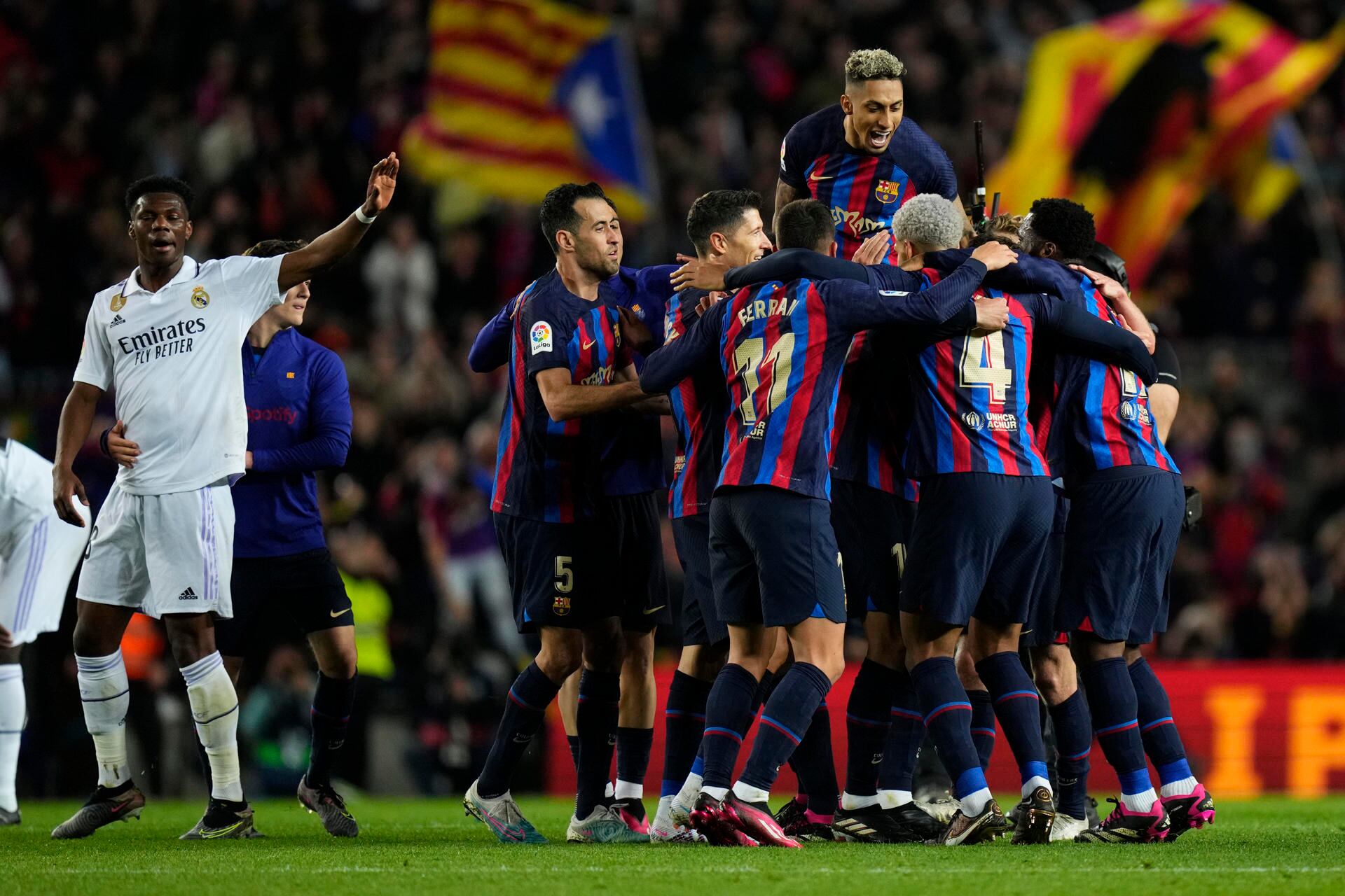 BARCELONA, 19/03/2023.- Los jugadores del FC Barcelona celebran su victoria frente al Real Madrid a la finalización del encuentro correspondiente a la jornada 26 de primera división que han disputado hoy domingo en el estadio del Camp Nou, en Barcelona. EFE / Siu Wu.
