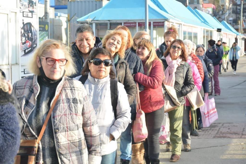 Adultos mayores disfrutaron de un paseo en catamarán