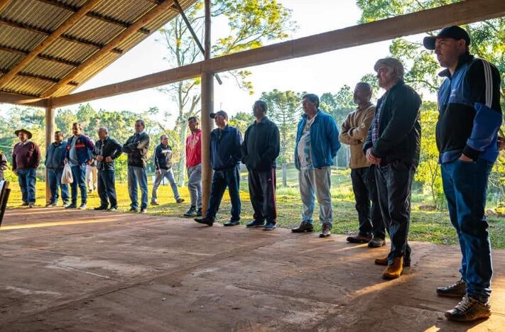 Reunión entre autoridades del IFAI y productores en Bernardo de Irigoyen.