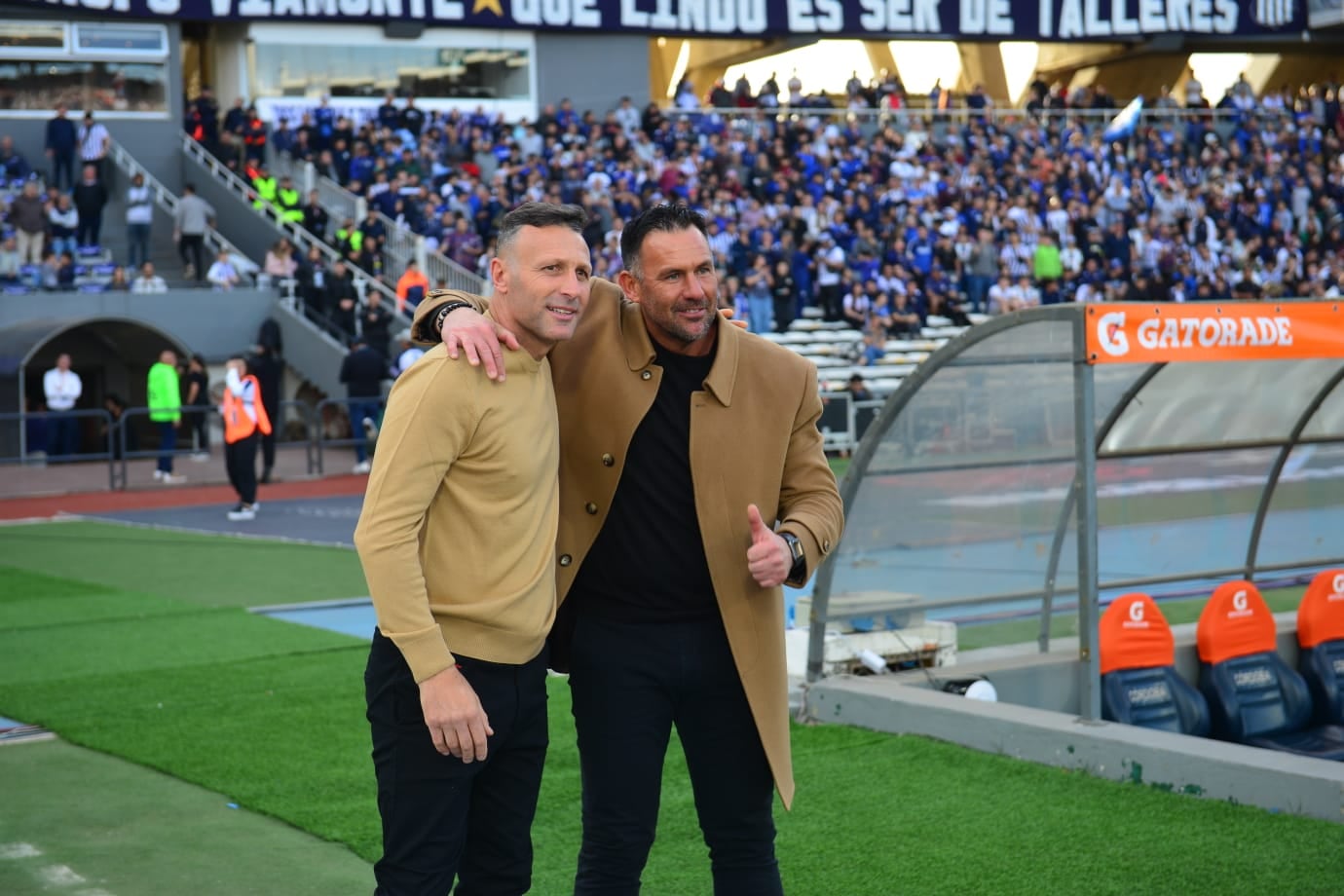 El saludo entre Walter Ribonetto y Diego Dabove, amigos y hoy rivales en el clásico entre Talleres e Instituto. (Nicolás Bravo / La Voz)