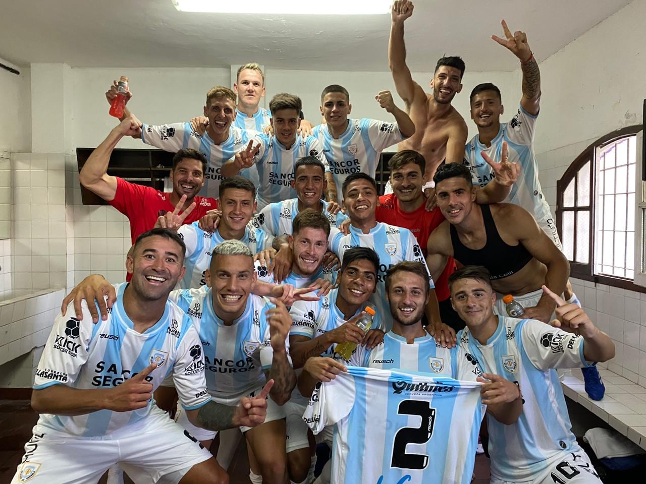 El plantel de Atlético de Rafaela, festejando el triunfo ante Villa Dálmine por 2 a 0