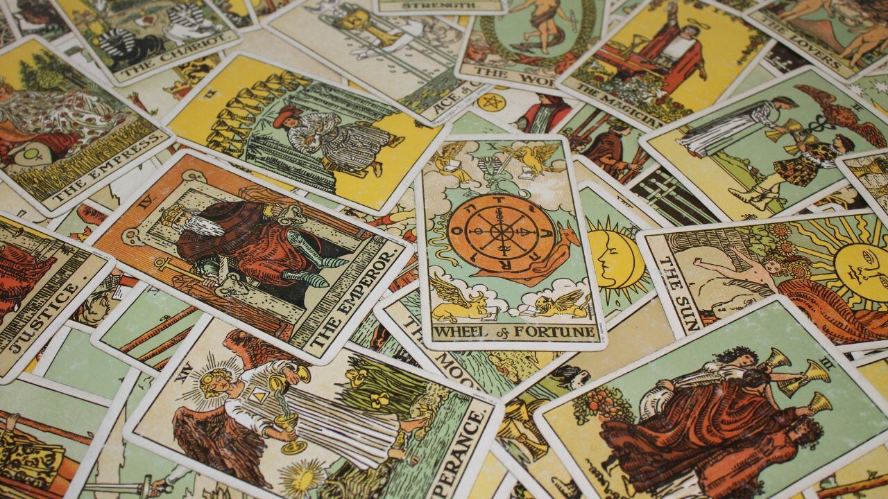 El tarot es una baraja de naipes a menudo utilizada como medio de consulta e interpretación de hechos, sueños, ​ percepciones o estados emocionales que constituye, además, un tipo de cartomancia.